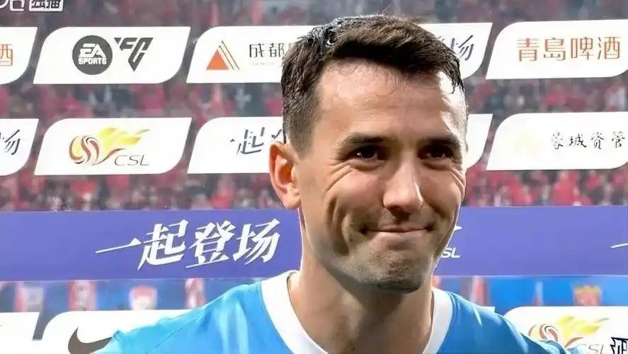 这事儿真挺戳人的。周定洋这待遇，放在整个中超都少见。说白了，足球场上混到最后，