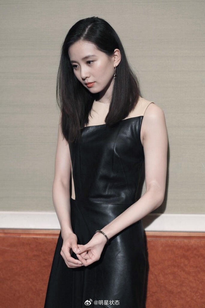 这裙子不细看还以为刘诗诗穿得吊带裙呢