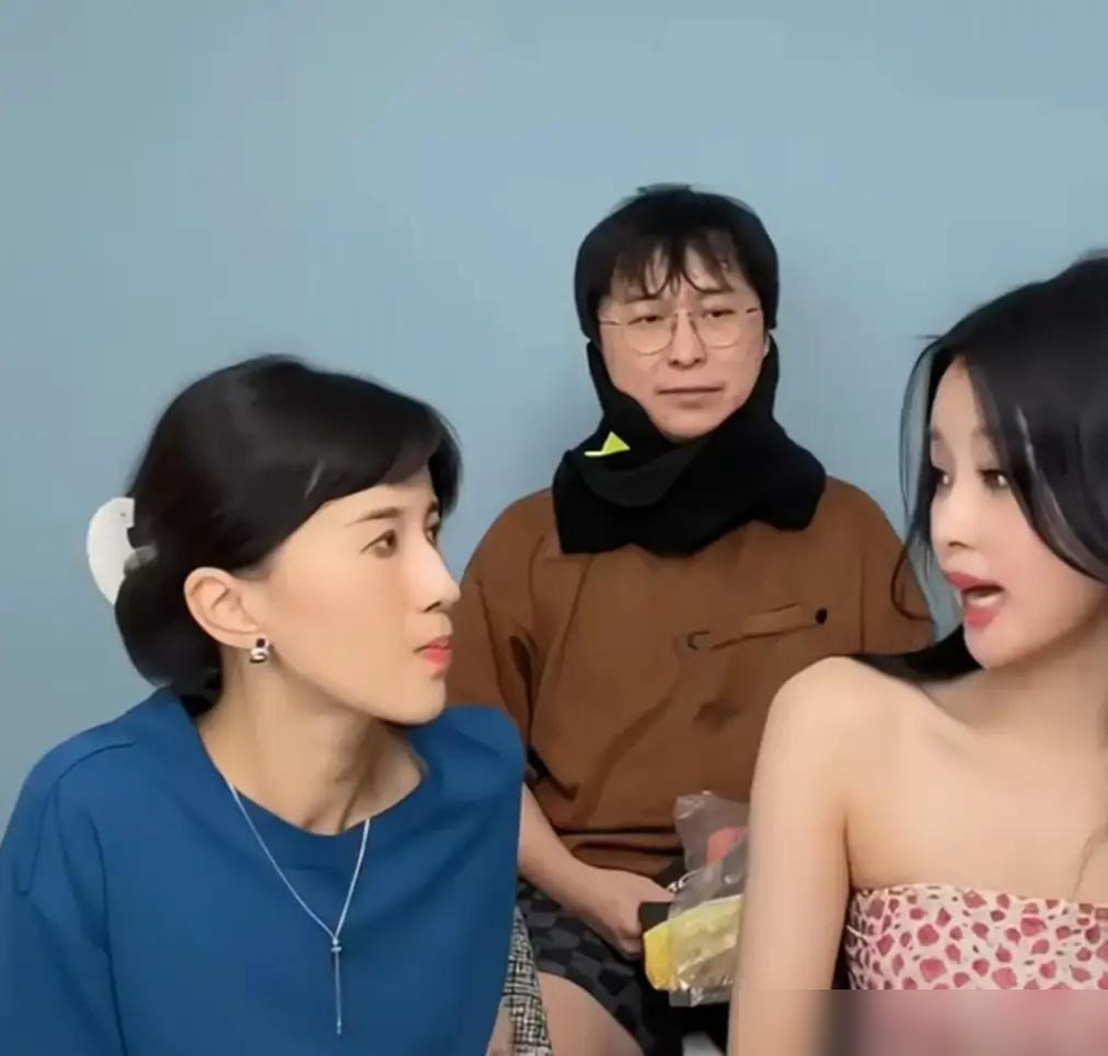 谁能想到，172cm的孙怡，30岁前连穿件吊带都怕被骂。最近上节目，她跟papi酱交了底，说以前太怕