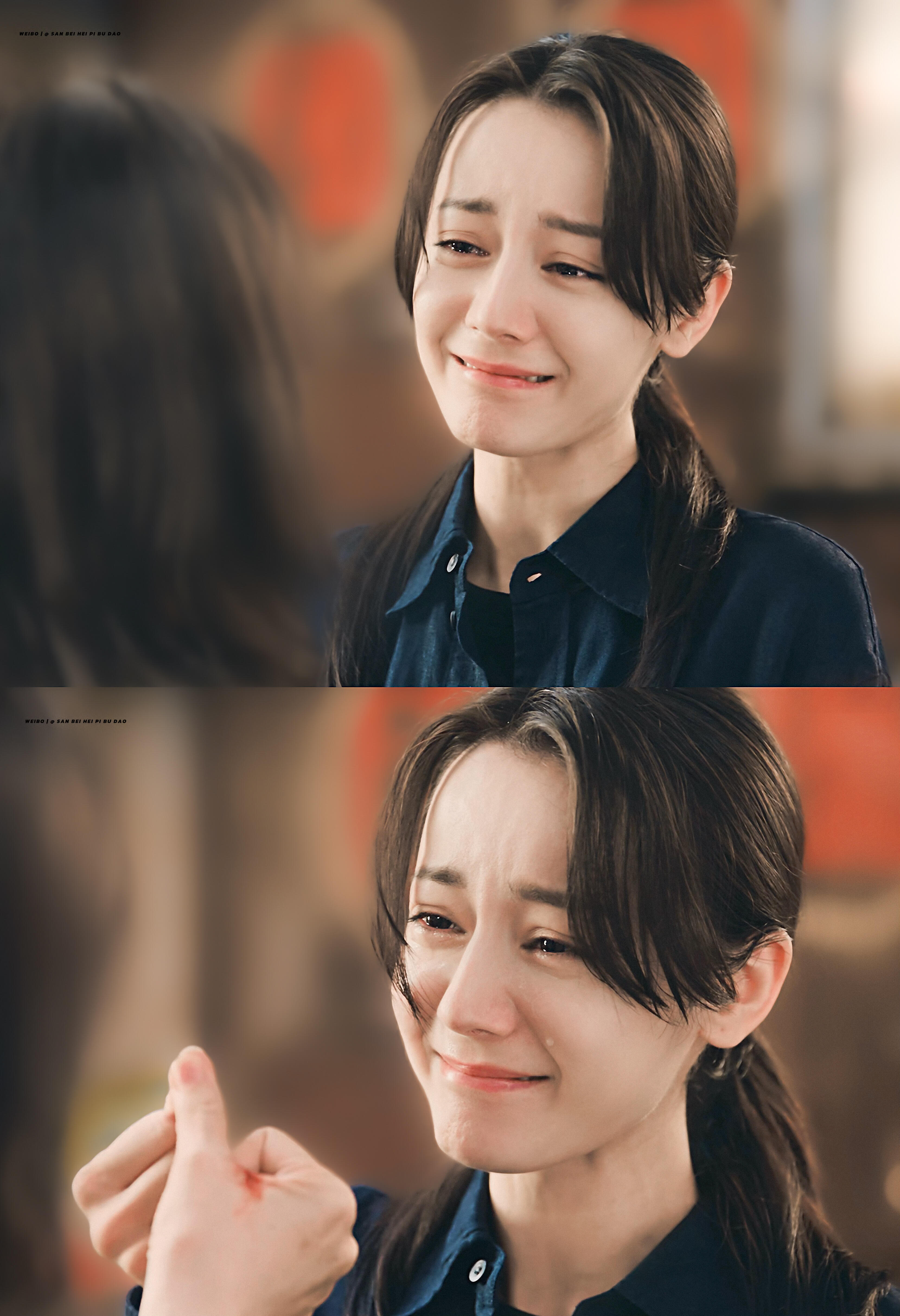 迪丽热巴今年交出两份满分演技答卷看利剑玫瑰时，我只看见了邓妍；看枭起青壤时，我只