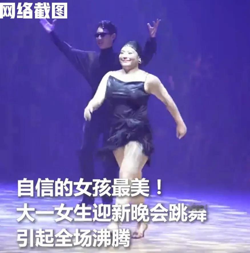 安徽淮南有高校举办迎新晚会。此时有一名女生的才艺引来众人的关注。原来这名