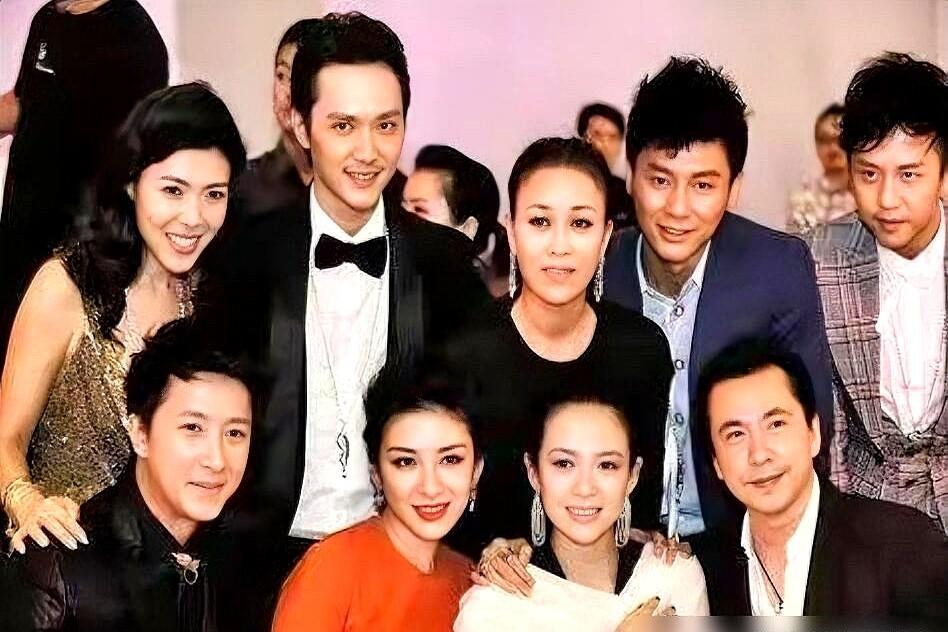 别不信，这张照片里“最不起眼”的那个，后来混得比谁都明白。那会儿后台合影，章子