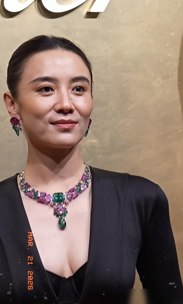 别光盯着宋佳的贴头皮发型吹颜值了。人家敢露全脸，哪是靠什么骨相撑场面，是演