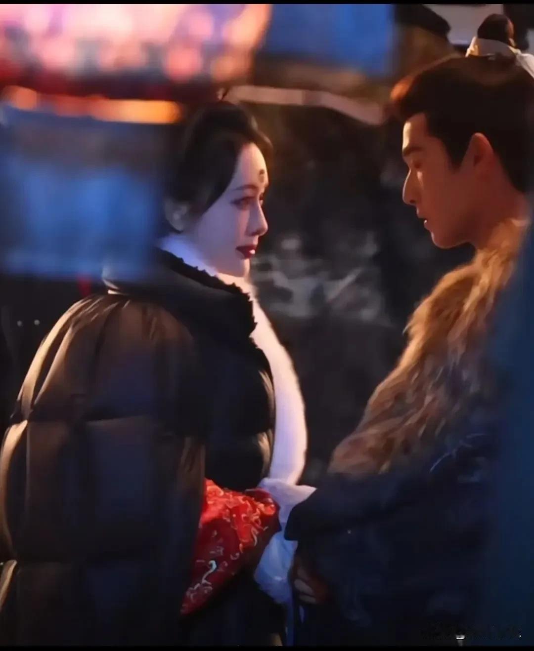 “昀牵孟绕”片场甜到齁？我扒拉了一下，导演喊“卡”了，他俩手还牵着呢。雪里拥抱那