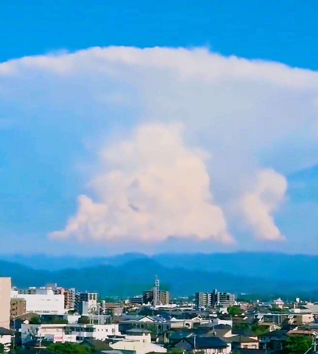 这就是传说中的地震云吗？日本熊本7.1级大地震过后，当地上空出现一朵外形像蘑菇