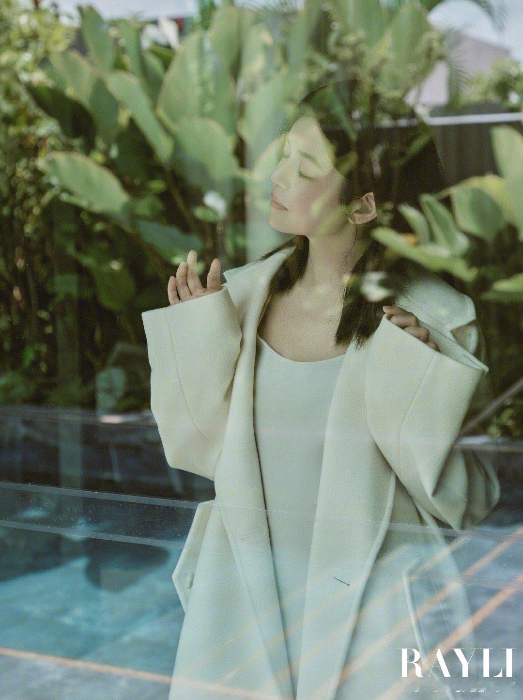 陈妍希南洋假期大片陈妍希南洋循迹大片陈妍希完美驾驭了南洋的热烈与闲适！《瑞丽》