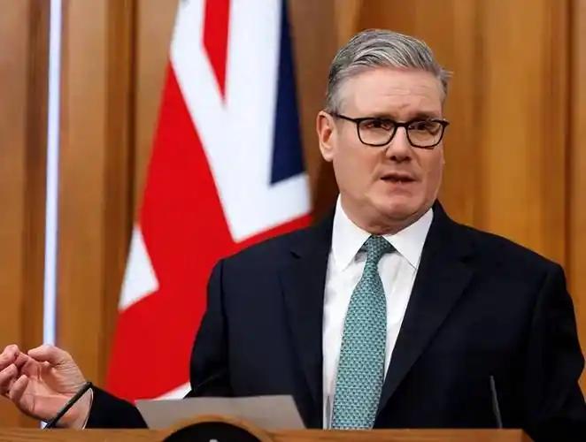 斯塔默终于不再“隐忍”了，面对媒体的刁难，这位英国首相直接向美国，发出了“灵魂拷