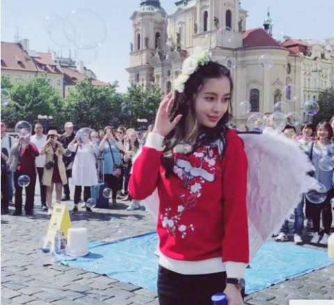 baby杨颖现身机场 带黑色墨镜跟粉丝亲密合影