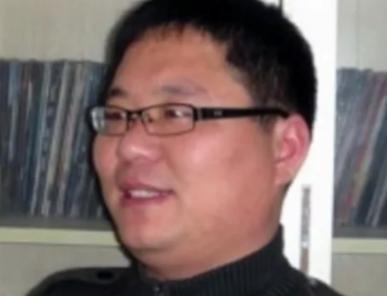 2007年，大学生崔松旺突然半个月不洗澡、不刮胡子、不刷牙，还把烟涂在脸上，把