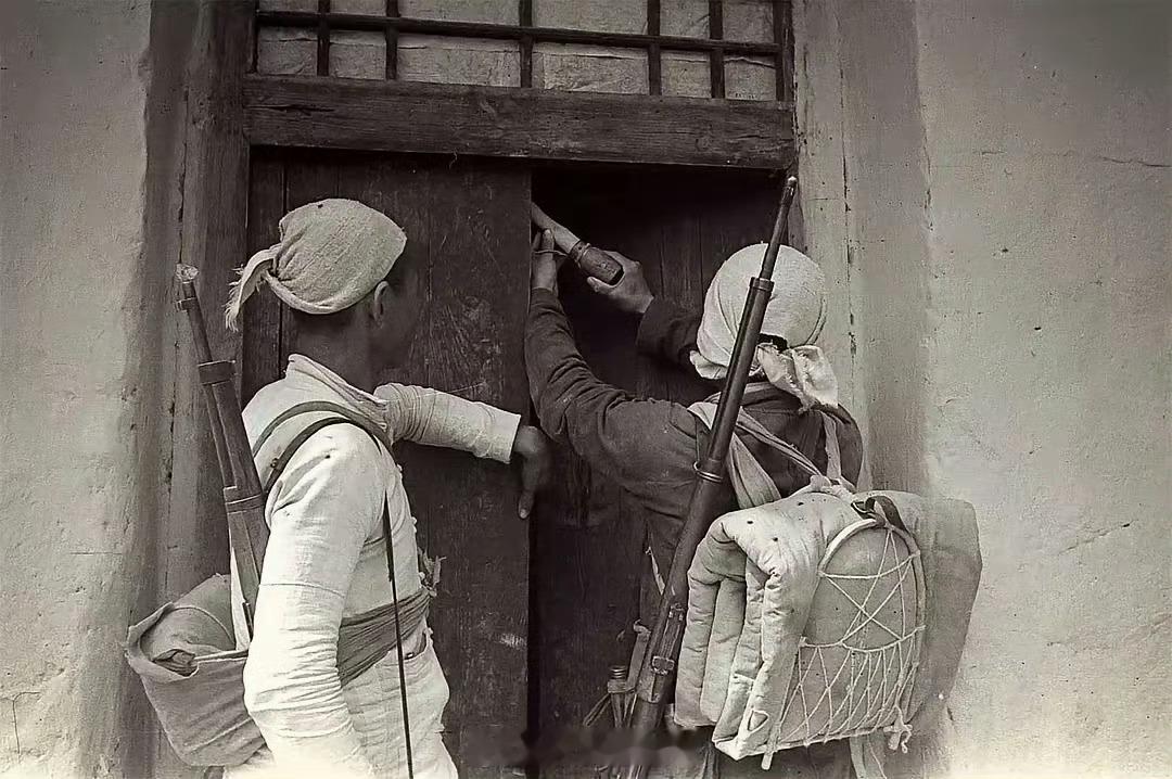 1944年，抗战时期，淳朴的陕北民兵。这是真实的历史老照片，并非剧照。（摄影：哈