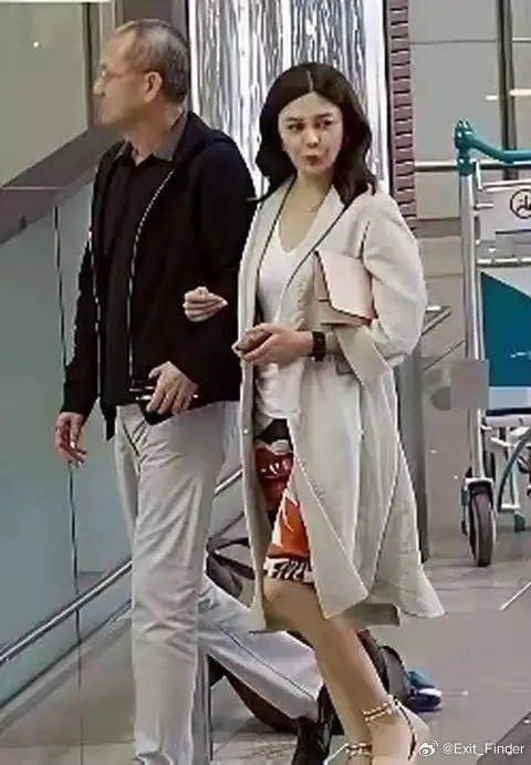 早年，关之琳与香港富豪男友陈泰铭走机场时的一幕，当时二人曾一度传有婚讯，不过最终
