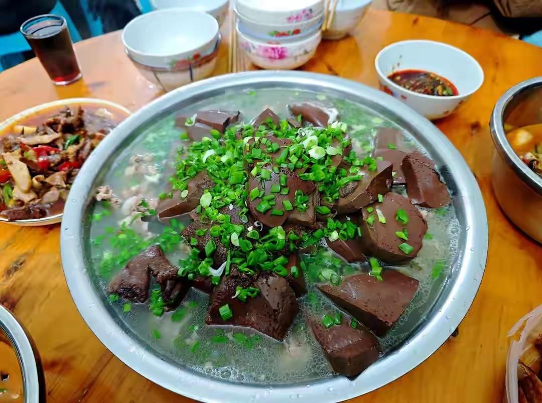 这几天有一碗汤火的一塌糊涂，就是“刨猪汤”，那什么是刨猪汤呢？一个农村姑娘惹