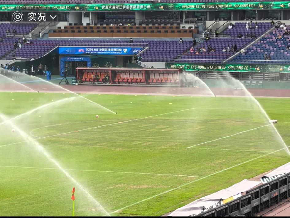 杭州黄龙体育馆草皮被浙江队主帅罗斯-阿洛伊西疯狂吐槽:上一轮输掉了和重庆的比赛，