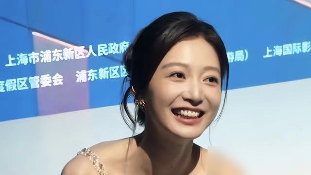 冯琳恋爱对象一曝光，评论区全在刷孙乐言。这俩中传同寝，路子完全岔开了。冯琳，东方卫视待了2年，刚官宣