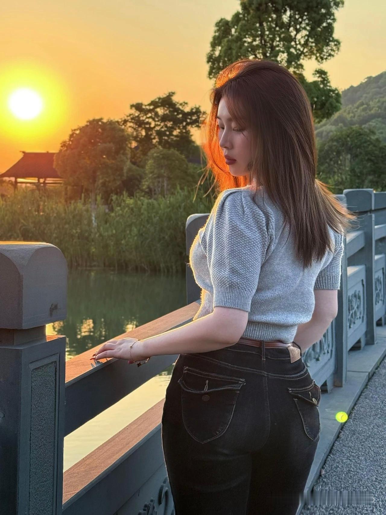 夕阳下的少女，倚栏远眺，这幅画面就像诗画般静谧美好。就像在西山万亩生态园启春阁上