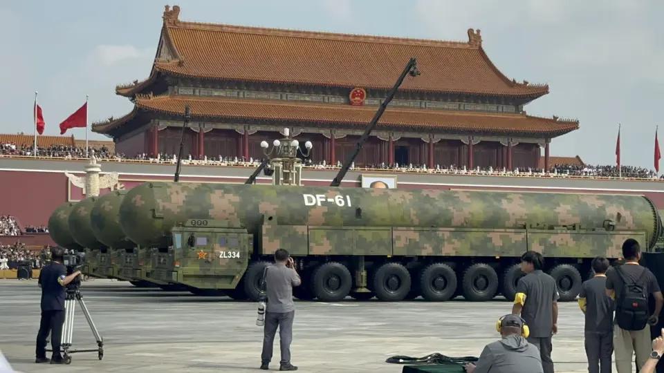 一位美国华人表示，中国阅兵展示的武器装备，都是10年前的技术，阅兵结束之后，网络