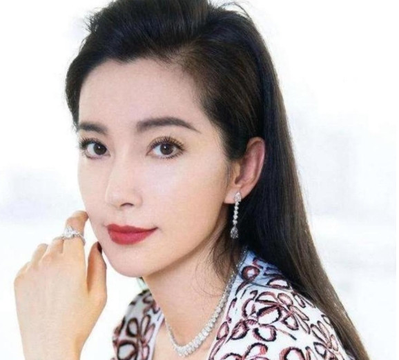 2008年的时候，奔驰找李冰冰当代言人。李冰冰看上了一辆价值200万的奔驰车，就