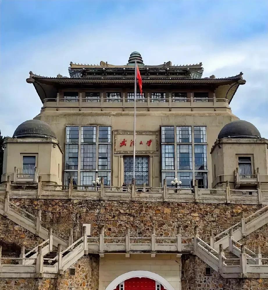 急于处分、迟于改错！在图书馆性骚扰这件事上，武大2次错误做法让人诟病。杨某指控