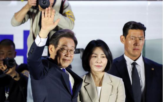 特朗普和李在明没通成话，倒让中国抢了先 李在明今日一上任，韩国媒体就放出消息