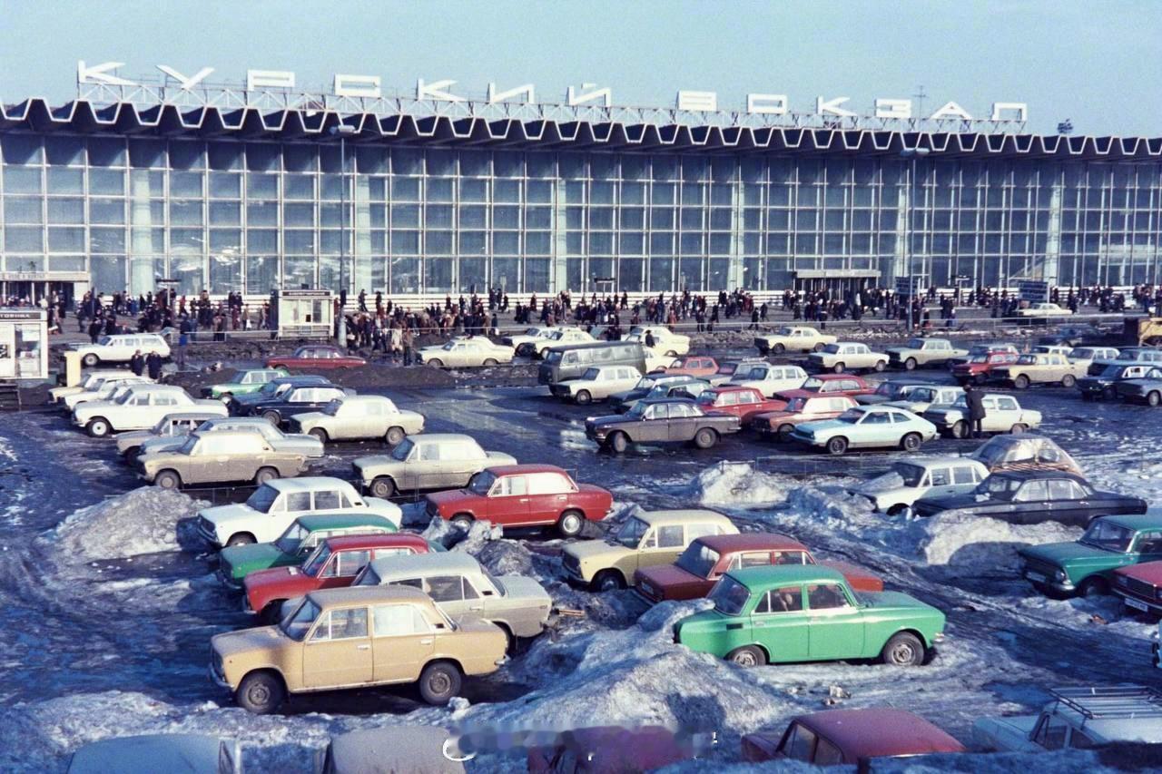 照片中的历史1985年，苏联俄罗斯苏维埃联邦社会主义共和国库尔斯克市，库尔斯克