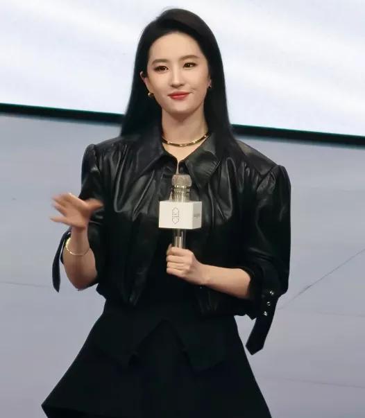 大家发现了没？刘亦菲跟其他女明星真的不一样！别的女星都爱逛街买名牌包包，她却