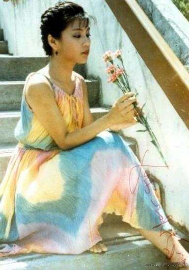 🎆永远的翁美玲👉这组照片里的她，像把整个夏天的颜色都穿在了身上。彩虹色的