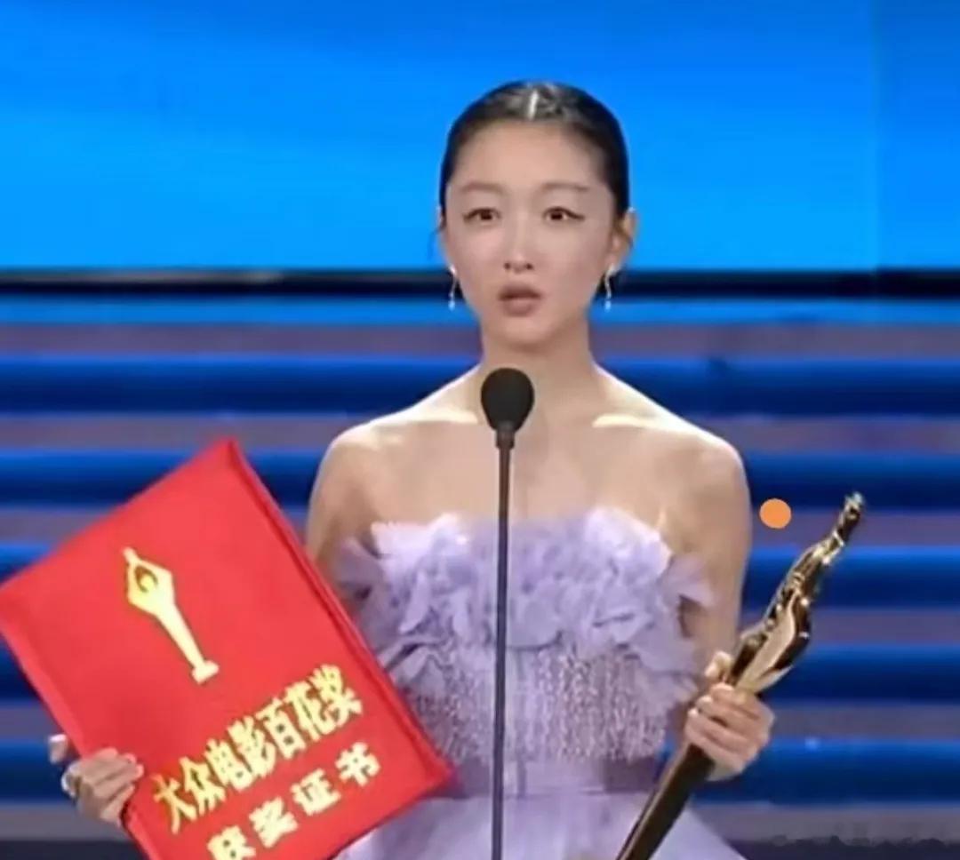 周冬雨早年上综艺说“演傻子更容易得奖”，旁边尹正听得一愣一愣的。当时大家都当玩笑