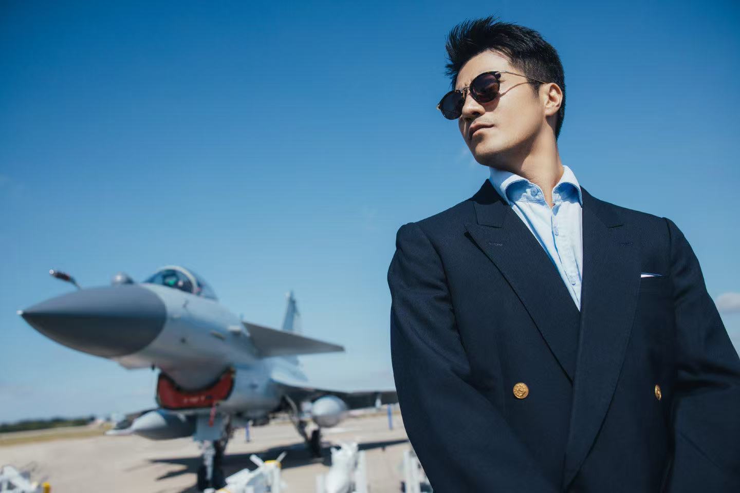 近日曾出演中国首部空战电影空天猎的演员受邀参加中国空军长春航展预演日，近距离