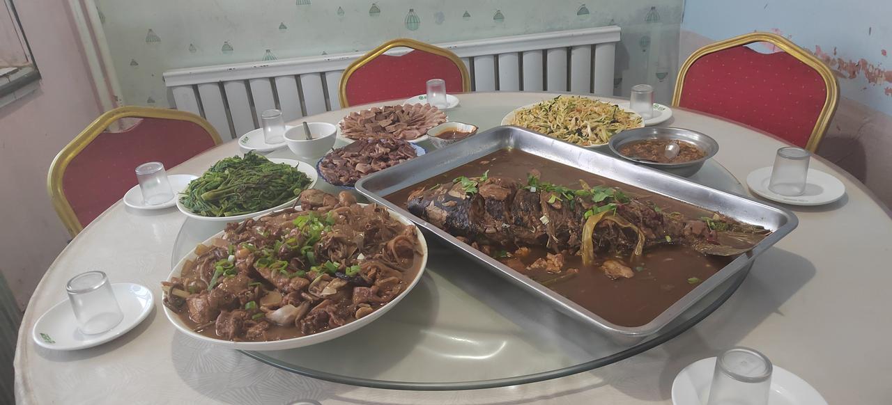 昨天旅游才回来，一个小辈打电话说：四姑父，听说你旅游凯旋而归，小辈不才，今晚给你