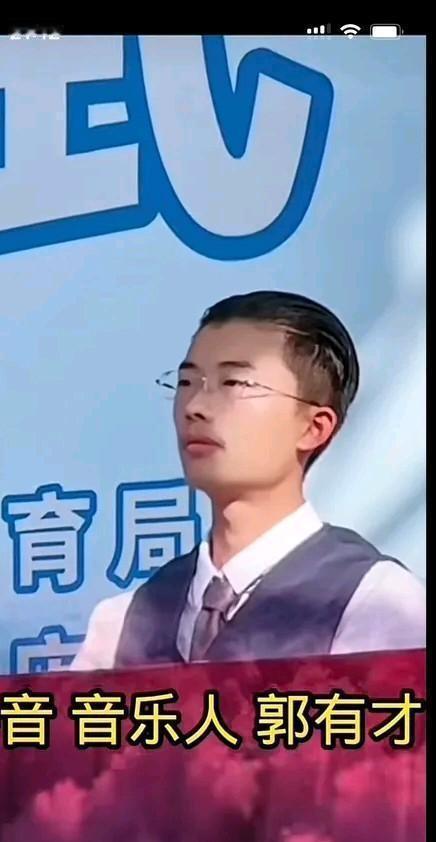 他擦掉手上老茧那天，直播间点赞数拦腰折断。你当初盯着屏幕，看的不是那张脸。是