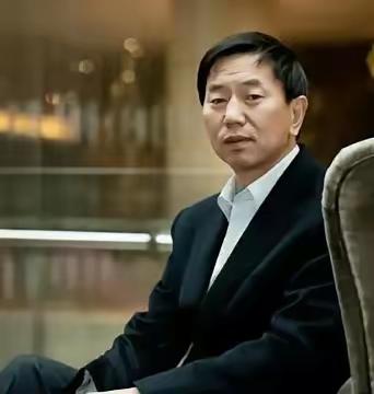 耿彦波自己讲，他原来的理想是想成为一名文学家。这也从一个侧面反映出来，他骨子里是