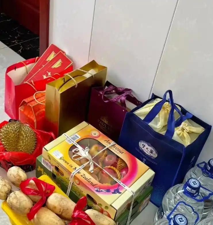 一个女子吐槽说：“我家大姑姐太恶心了，中秋来看爸妈，送了一堆礼品过来，我寻思着转