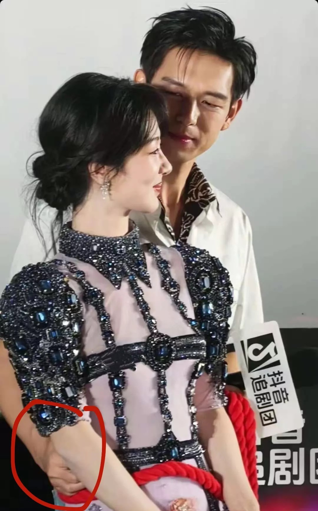 锦绣芳华的现场我发现了一个细节那就是李现和杨紫在绑红绳的时候，李