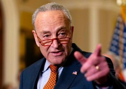 美国民主党老大怒喷特朗普，纯属军事白痴！民主党一把手查克·舒默，当着所有议员的面