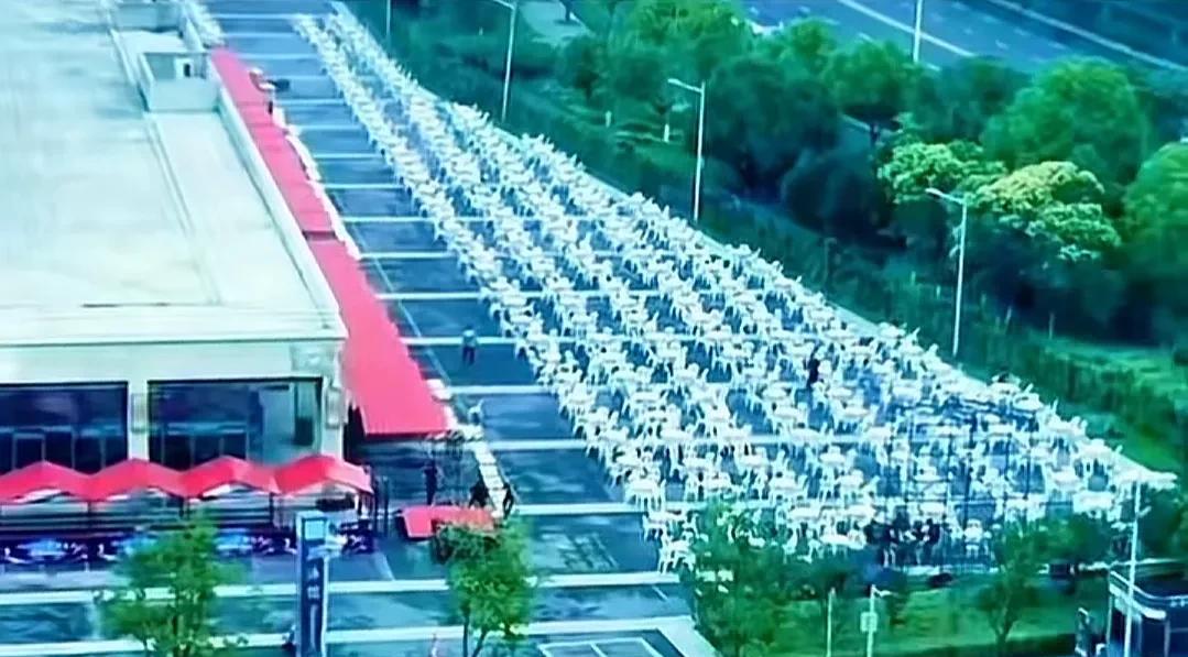 淮安奥体外已经摆了上千套桌椅等待南京盐水鸭～足球输赢无所谓，如果不能留下南京人