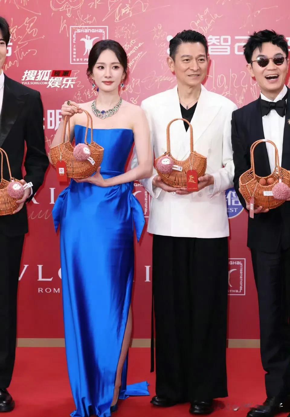 上影节后台合影，咖位太明显了！今晚，上影节的红毯很亮眼，后台休息区一样精彩，
