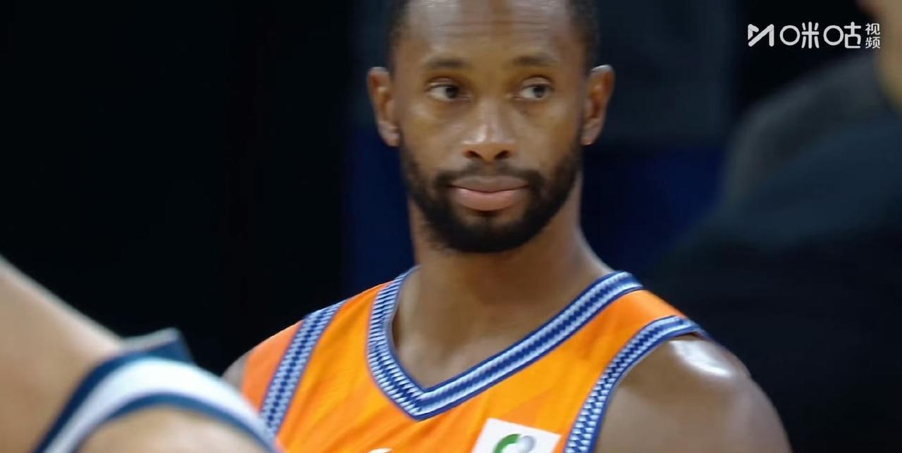 有点心酸！辽宁男篮旧将福格身穿上海队球衣参加俱乐部杯，他刚来辽宁队时风华正茂，一