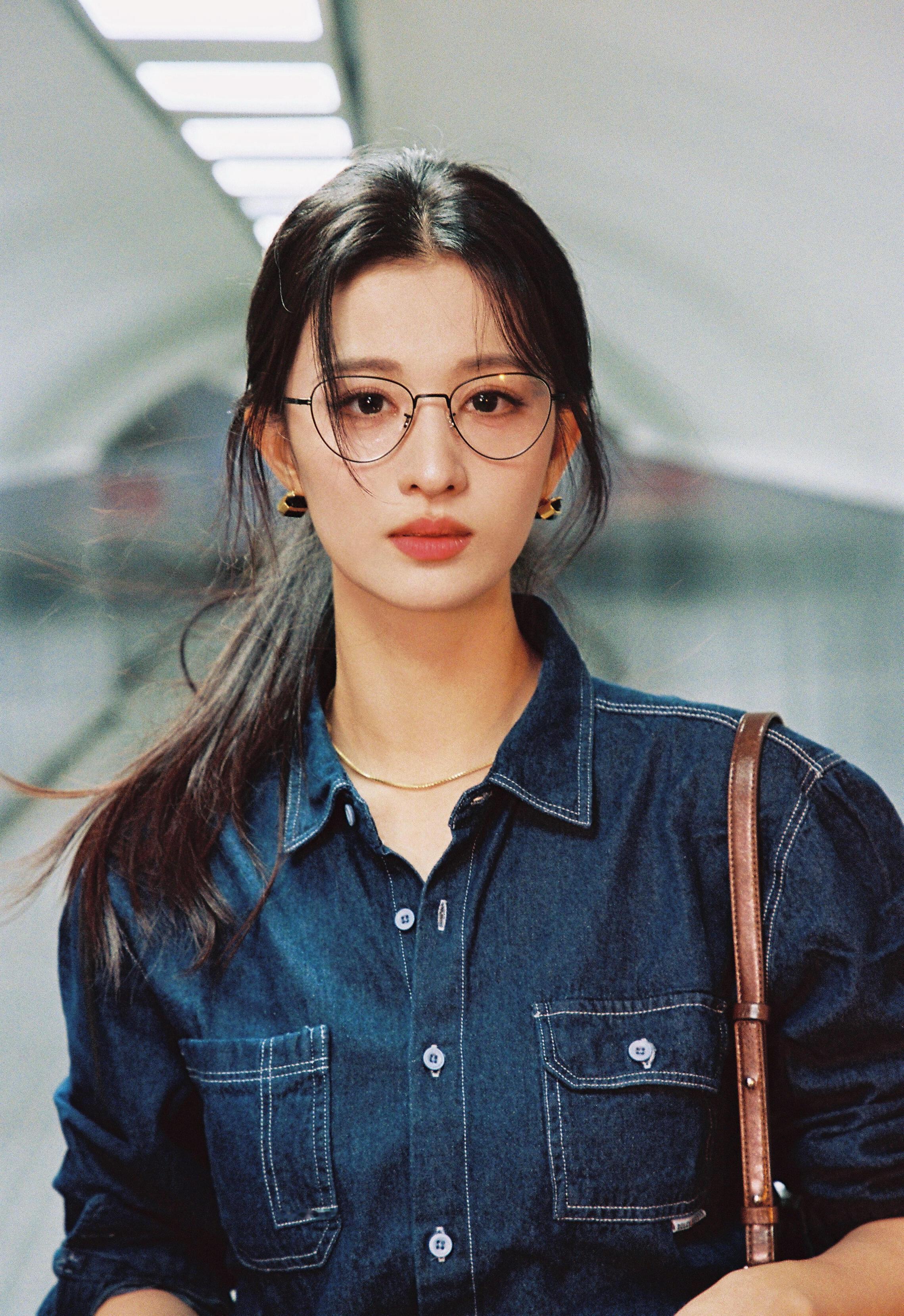 王楚然~牛仔女大高智感穿搭🚢这是工作后，挣到第一桶金，回学校读研了？在哪所大学