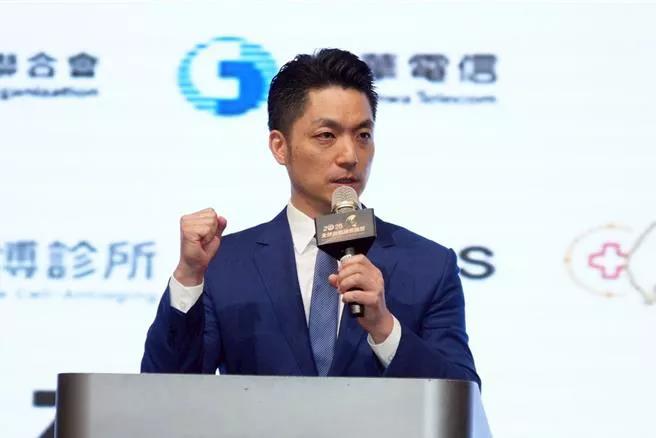 卓荣泰15日南下到高雄视察时，针对普发现金1万元一事，他表示「1万元只能买冰箱或