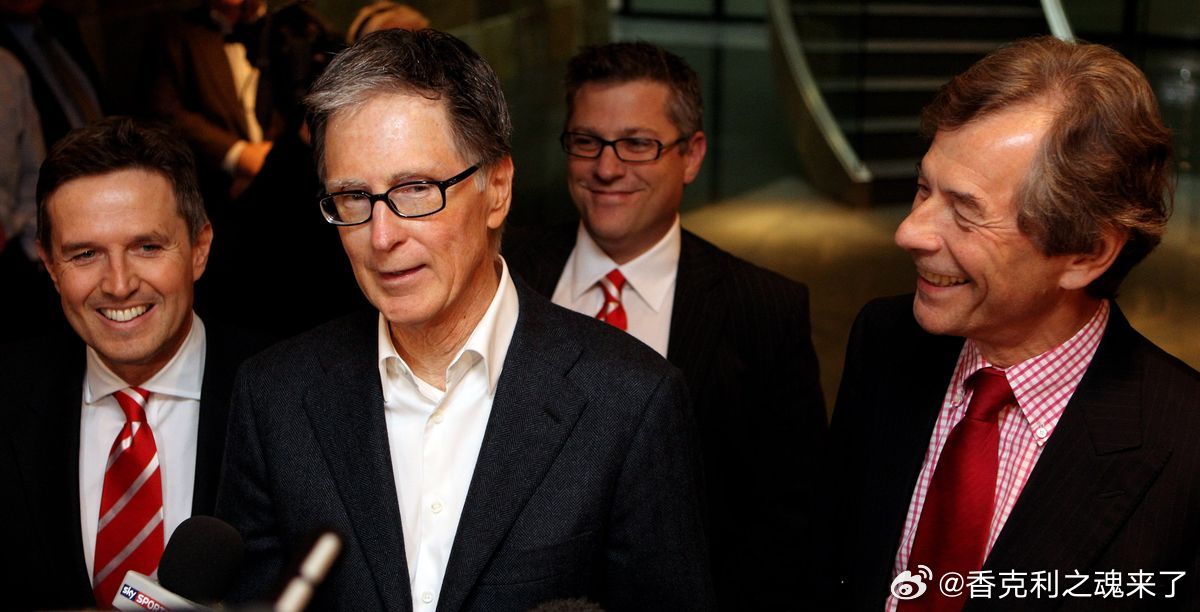 竞技报透露2012年7月，在波士顿红袜队主场芬威公园球场的一间豪华包厢内，利物浦