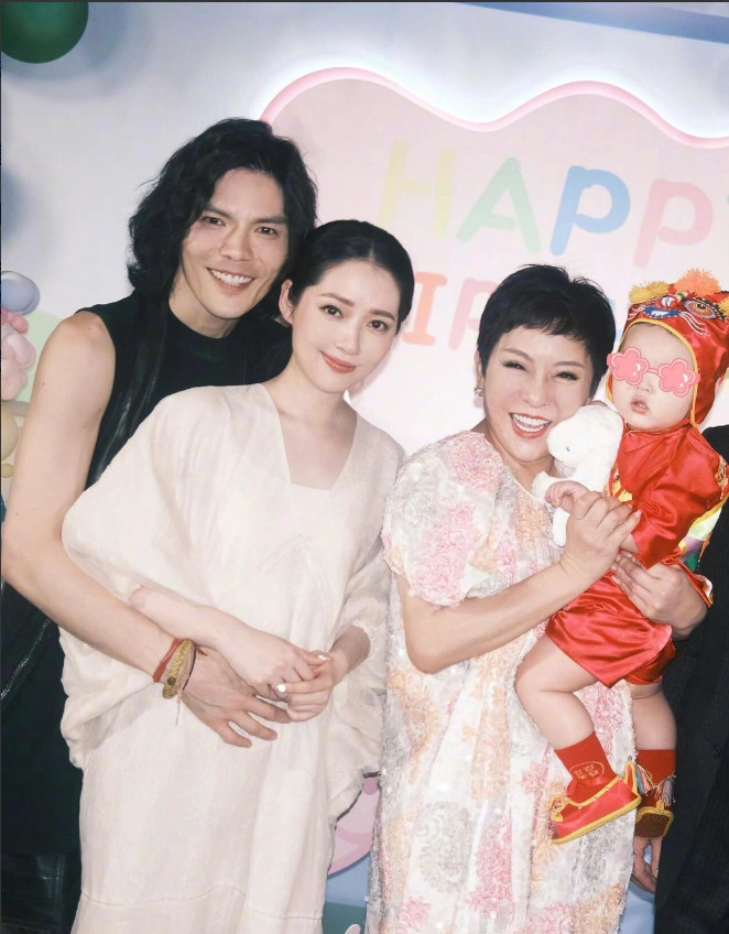 向太陈岚曾公开聊起对儿媳郭碧婷的态度，直言：“我对碧婷，真的能做到百依百顺。”