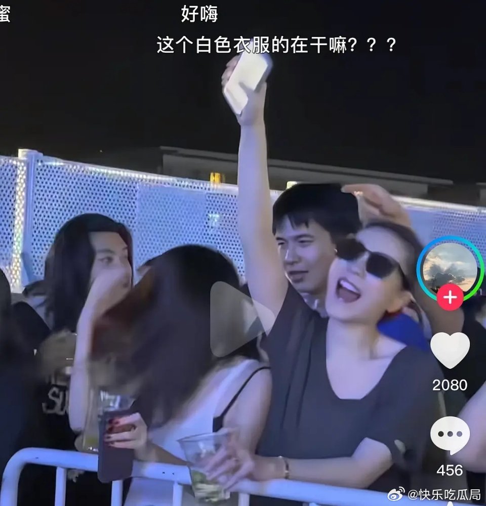 我很喜欢王菲，但这事十分难评。。。。难以理解她。。。。​​​