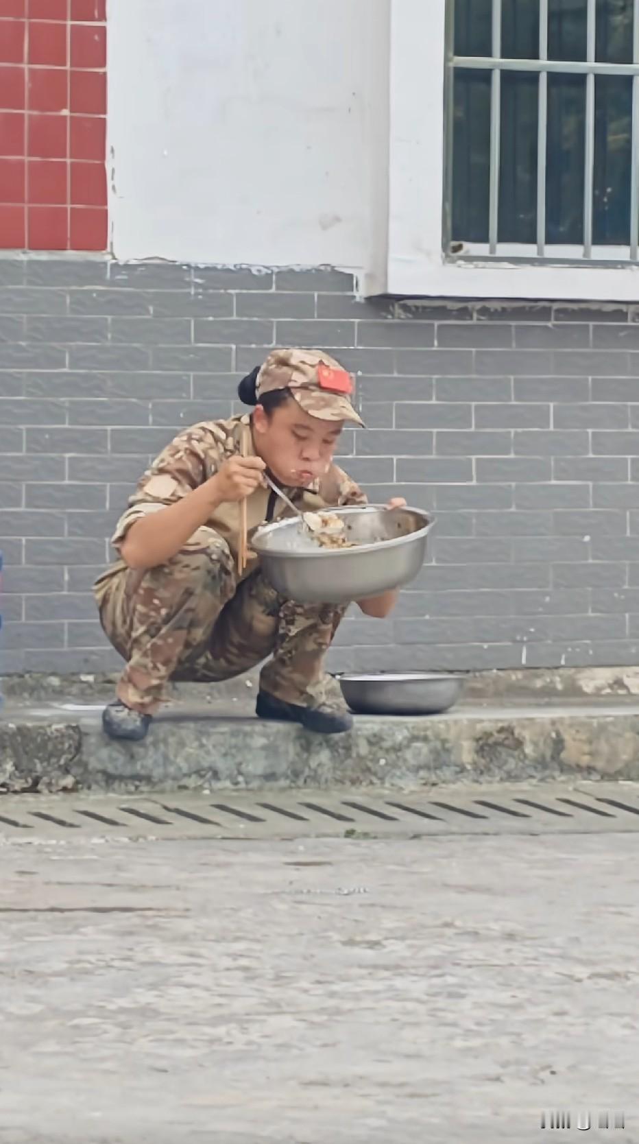 长身体的时候，这个完全可以理解[呲牙笑]