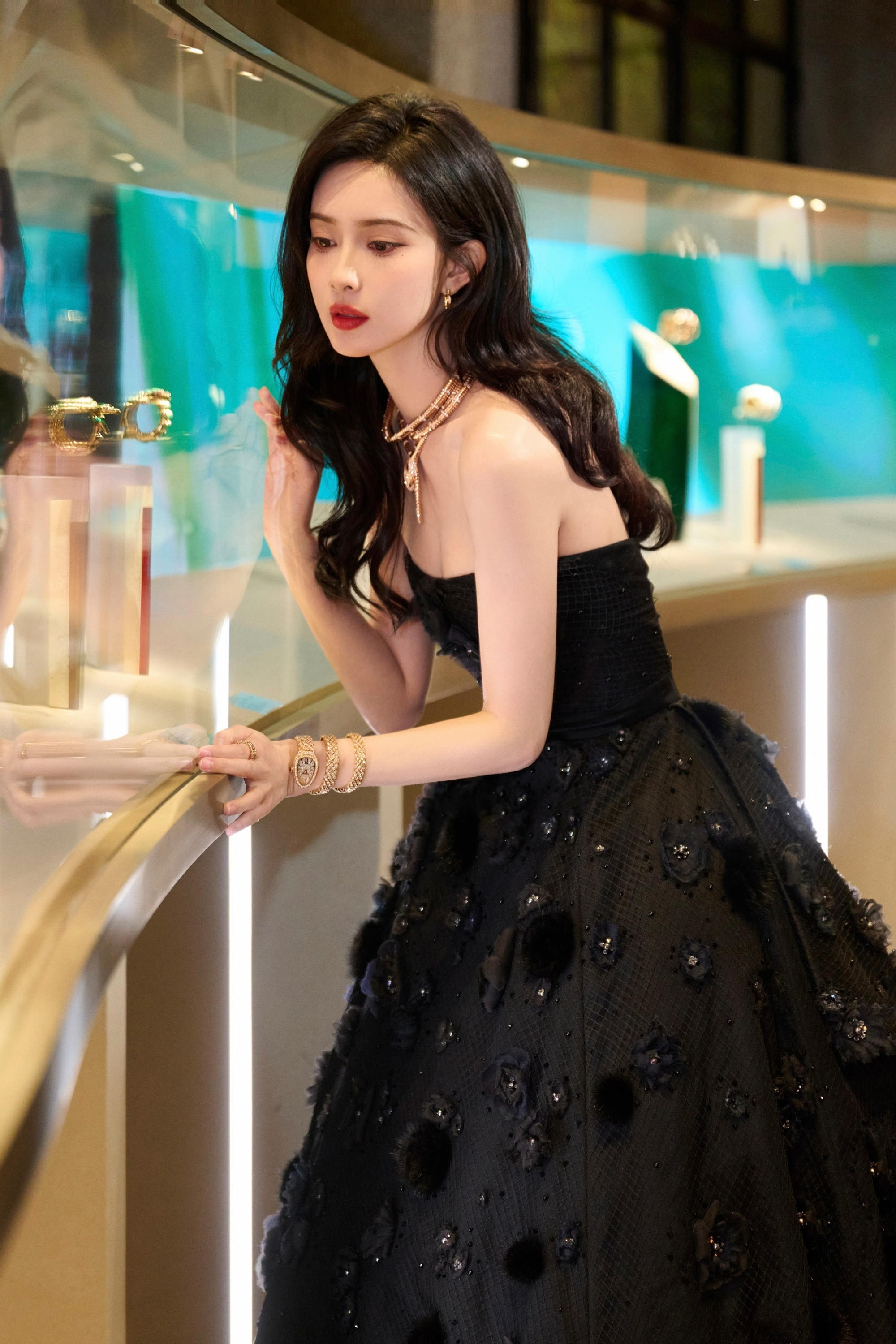 孟子义，黑色抹胸裙，端庄优雅格调。孟子义