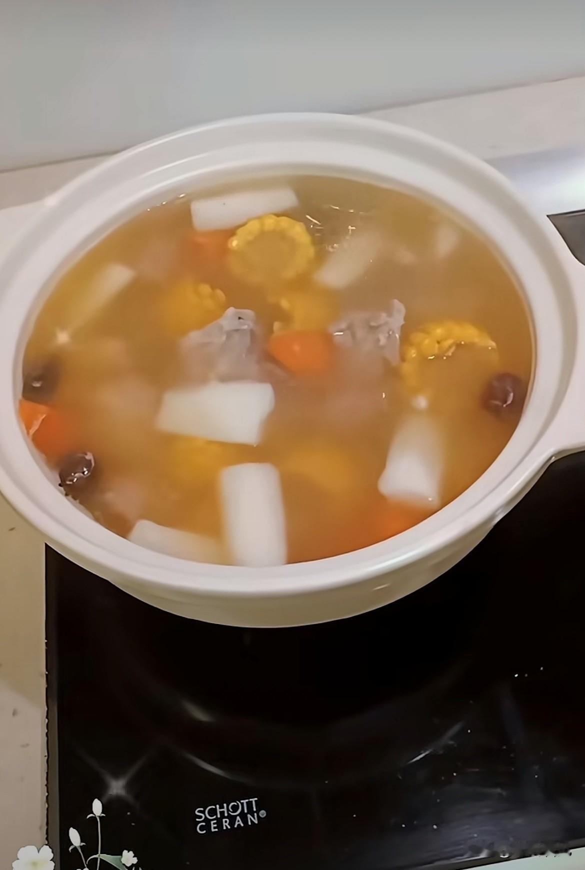 发现没？小杨阿姨的手艺这些年在湾湾又进步不少啦！瞧瞧这排骨玉米山药汤，做