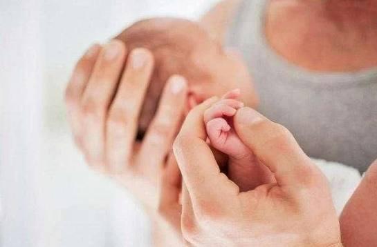 大部分新生儿都会患有黄疸, 宝妈只要补充一物就可以避免
