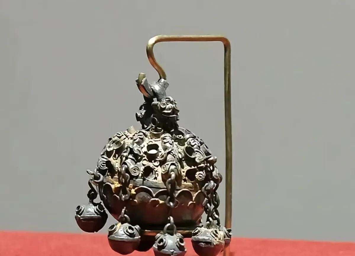 找了个卖古董的贾先生鉴定这个八子银铃的价格，他说最多也就值500元。