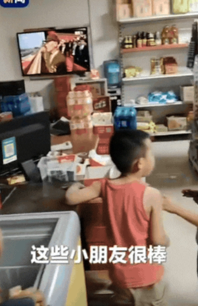 “上央视新闻了！”新疆，女子在店里看阅兵重播，发现几名小孩趴窗边偷看，就请他们进