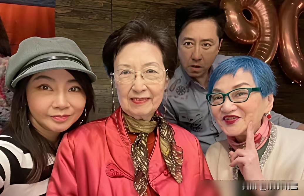 庾澄庆母亲：嫌弃伊能静歌手出身绯闻多，现任儿媳胜在听话乖巧!一家人同框好温馨幸福