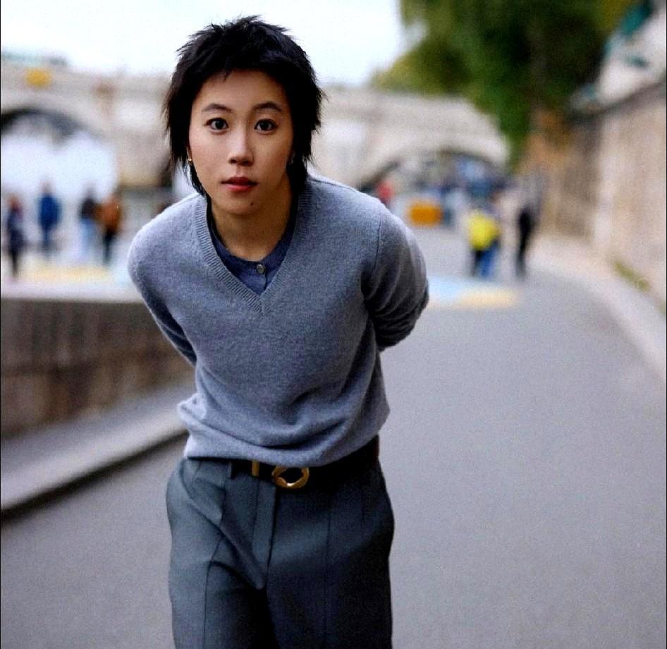 直播里一声爸，300万货秒空。李亚鹏泡茶的手抖了下。窦靖童把酥方递过去，像